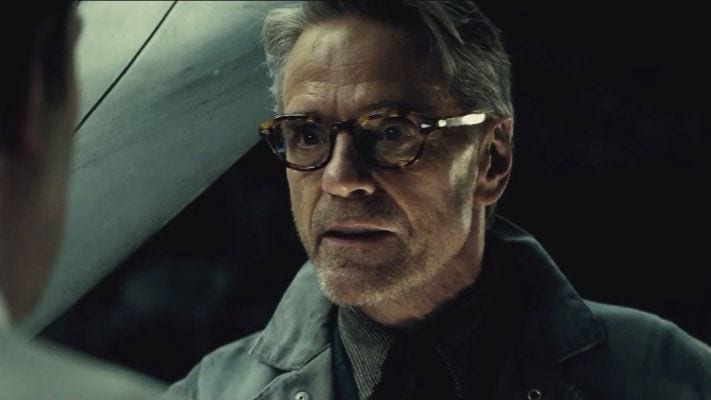 LIGA DA JUSTIÇA | Jeremy Irons fala sobre a presença de Alfred no filme