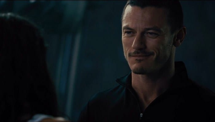 Luke Evans como Owen Shawn