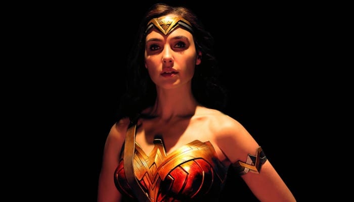 Imagem promocional de Gal Gadot como a Mulher-Maravilha para o filme Liga da Justiça