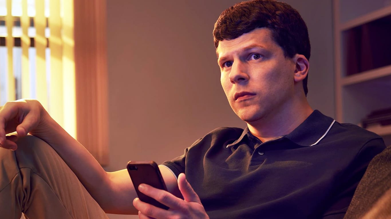 Jesse eisenberg em imagem da série A Nova Vida de Toby